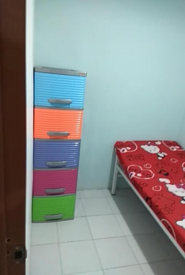 Eiffel Tarakan - Female Only Guest house